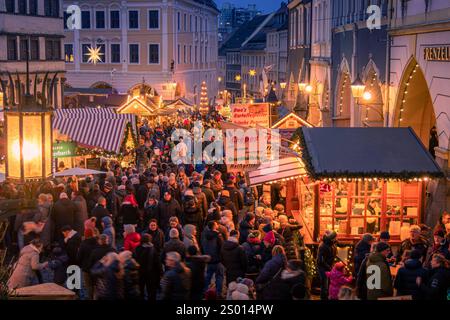 Görlitz - Deutsch-polnischer Christkindelmarkt 14.12.2024 Görlitz/Polen Fotograf : LausitzNews.de/ Felix Leda Erstmalig wird die Altstadtbrücke, die Grenzbrücke über der Neiße zwischen Deutschland und Polen, vom 13. bis 15. Dezember durch einen Weihnachtsmarkt bespielt. Beidseits der Neiße, in einzigartigen Kulisse und romantischer Atmosphäre bieten Händler ihre Waren feil, präsentieren sich Vereine der beiden Städte und die Görlitzer und Zgorzelecer Gastronomen kochen typisch regionale Gerichte für den neugierigen Besucher. AM 14. Dezember gibt es die Große Mitsingaktion auf und neben der Brüc Banque D'Images