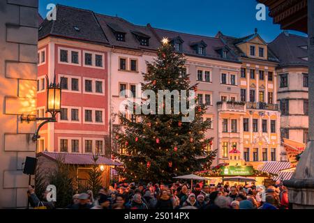 Görlitz - Deutsch-polnischer Christkindelmarkt 14.12.2024 Görlitz/Polen Fotograf : LausitzNews.de/ Felix Leda Erstmalig wird die Altstadtbrücke, die Grenzbrücke über der Neiße zwischen Deutschland und Polen, vom 13. bis 15. Dezember durch einen Weihnachtsmarkt bespielt. Beidseits der Neiße, in einzigartigen Kulisse und romantischer Atmosphäre bieten Händler ihre Waren feil, präsentieren sich Vereine der beiden Städte und die Görlitzer und Zgorzelecer Gastronomen kochen typisch regionale Gerichte für den neugierigen Besucher. AM 14. Dezember gibt es die Große Mitsingaktion auf und neben der Brüc Banque D'Images