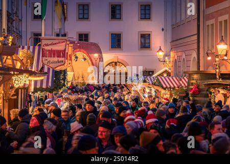 Görlitz - Deutsch-polnischer Christkindelmarkt 14.12.2024 Görlitz/Polen Fotograf : LausitzNews.de/ Felix Leda Erstmalig wird die Altstadtbrücke, die Grenzbrücke über der Neiße zwischen Deutschland und Polen, vom 13. bis 15. Dezember durch einen Weihnachtsmarkt bespielt. Beidseits der Neiße, in einzigartigen Kulisse und romantischer Atmosphäre bieten Händler ihre Waren feil, präsentieren sich Vereine der beiden Städte und die Görlitzer und Zgorzelecer Gastronomen kochen typisch regionale Gerichte für den neugierigen Besucher. AM 14. Dezember gibt es die Große Mitsingaktion auf und neben der Brüc Banque D'Images