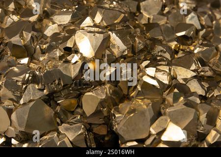 Texture photo de fond naturelle de cristaux cubiques brillants. La pyrite minérale ou pyrite de fer, également connue sous le nom de Fools Gold, est un sulfure de fer Banque D'Images