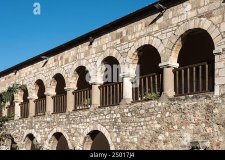 Abbaye byzantine de Pojan, église orthodoxe Sainte-Marie et monastère. Façade du musée dans le parc archéologique Apollonia. Héritage albanais. Arche antique Banque D'Images