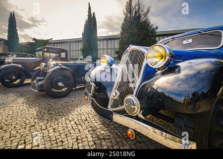 Lisbonne, Portugal - 15 octobre 2023 : célèbre classique Citroen traction avant connu sous le nom de 7c stationné sur une allée pavée. Première voiture monocoque et à traction avant produite en série au monde, berline 4 portes de classe exécutive, années 1930, par Citroën, France Banque D'Images