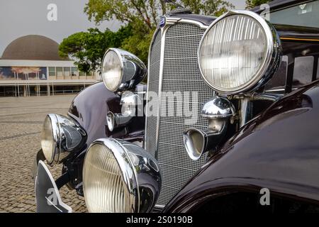 Lisbonne, Portugal - Oct 15, 2023 : vue de face de la célèbre voiture de gangster ou de la mafia Buick Series 60 garée sur l'allée. Berline pleine grandeur 4 portes à toit rigide des années 1930 de Buick, General Motors, États-Unis. Banque D'Images