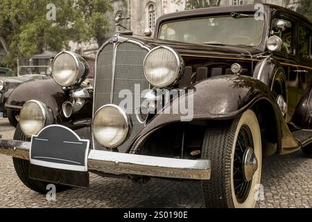 Lisbonne, Portugal - Oct 15, 2023 : vue de face de la célèbre voiture de gangster ou de la foule Buick Series 60 garée sur l'allée près d'un bâtiment historique. Berline pleine grandeur 4 portes à toit rigide des années 1930 de Buick, General Motors, États-Unis. Banque D'Images