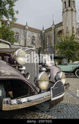 Lisbonne, Portugal - Oct 15, 2023 : vue de face de la célèbre voiture de gangster ou de la foule Buick Series 60 garée sur l'allée près d'un bâtiment historique. Berline pleine grandeur 4 portes à toit rigide des années 1930 de Buick, General Motors, États-Unis. Banque D'Images