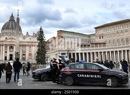 Les forces de sécurité et les voitures de police autour de la place Saint-Pierre au Vatican le 23 décembre 2024 pour le Jubilé 2025. La police italienne a renforcé les mesures de sécurité autour du Vatican pour le Jubilé 2025 qui attirera des millions de pèlerins. Dans le cadre des mesures prises pour le Jubilé, 700 unités de sécurité seront déployées dans la capitale en plus de celles qui opèrent régulièrement pour surveiller les sites sensibles et en particulier le Vatican. Photo par Eric Vandeville/ABACAPRESS. COM Credit : Abaca Press/Alamy Live News Banque D'Images