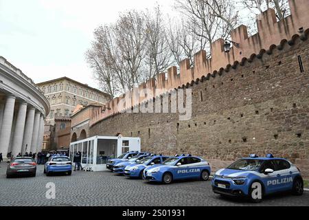 Les forces de sécurité et les voitures de police autour de la place Saint-Pierre au Vatican le 23 décembre 2024 pour le Jubilé 2025. La police italienne a renforcé les mesures de sécurité autour du Vatican pour le Jubilé 2025 qui attirera des millions de pèlerins. Dans le cadre des mesures prises pour le Jubilé, 700 unités de sécurité seront déployées dans la capitale en plus de celles qui opèrent régulièrement pour surveiller les sites sensibles et en particulier le Vatican. Photo par Eric Vandeville/ABACAPRESS. COM Credit : Abaca Press/Alamy Live News Banque D'Images