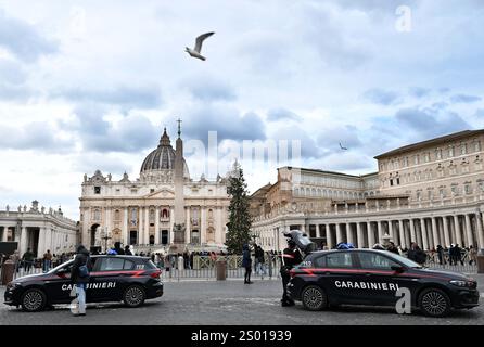 Les forces de sécurité et les voitures de police autour de la place Saint-Pierre au Vatican le 23 décembre 2024 pour le Jubilé 2025. La police italienne a renforcé les mesures de sécurité autour du Vatican pour le Jubilé 2025 qui attirera des millions de pèlerins. Dans le cadre des mesures prises pour le Jubilé, 700 unités de sécurité seront déployées dans la capitale en plus de celles qui opèrent régulièrement pour surveiller les sites sensibles et en particulier le Vatican. Photo par Eric Vandeville/ABACAPRESS. COM Credit : Abaca Press/Alamy Live News Banque D'Images
