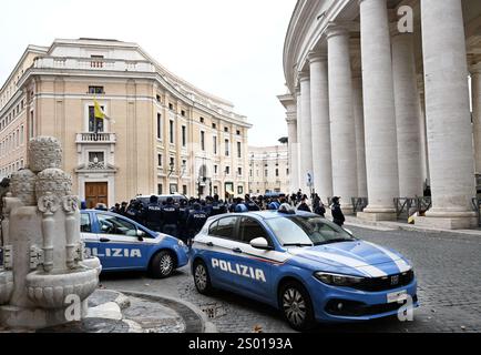 Les forces de sécurité et les voitures de police autour de la place Saint-Pierre au Vatican le 23 décembre 2024 pour le Jubilé 2025. La police italienne a renforcé les mesures de sécurité autour du Vatican pour le Jubilé 2025 qui attirera des millions de pèlerins. Dans le cadre des mesures prises pour le Jubilé, 700 unités de sécurité seront déployées dans la capitale en plus de celles qui opèrent régulièrement pour surveiller les sites sensibles et en particulier le Vatican. Photo par Eric Vandeville/ABACAPRESS. COM Credit : Abaca Press/Alamy Live News Banque D'Images