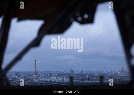 Vue de la ville de Berlin avec tour de radio et tour de télévision à travers un dôme radar sur l'ancienne station d'écoute sur le Teufelsberg, Berlin, 22 D. Banque D'Images