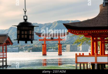 L’île de Miyajima, la célèbre porte flottante Torii au Japon. Banque D'Images