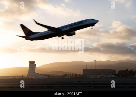 Un Boeing 737-800 de Ryanair décolle de l'aéroport de Fuerteventura dans la lueur chaude du soleil du soir Banque D'Images