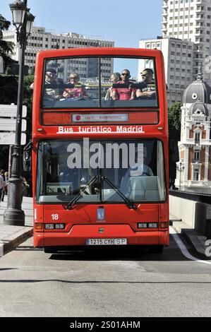 Madrid, Espagne, Europe, Un bus touristique rouge à deux étages dans la ville avec des gens sur le pont supérieur, Europe Banque D'Images