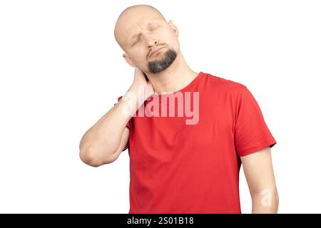 Un homme portant un T-shirt rouge est représenté tenant son cou d'une main, exprimant une douleur intense et un malaise. Banque D'Images