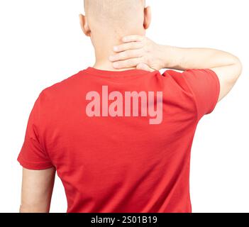 Un homme portant un T-shirt rouge est montré de dos, touchant son cou avec une main, exprimant un malaise. Banque D'Images