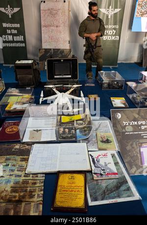 Amirim, Israël. 23 décembre 2024. Une partie de l'exposition de l'armée israélienne des armements et du matériel capturés par le Hezbollah comprend une copie arabe du Mein Kampf d'Adolf Hitler, noté, et un livre sur Nasrallah, le dirigeant assassiné du Hezbollah, exposé dans une base de l'armée israélienne non loin de la frontière avec le Sud-Liban, le 23 décembre 2024. Les FDI ont exposé quelque 86 000 objets capturés dans le Sud-Liban, au Sud du Litani, au cours des combats contre les forces du Hezbollah qui ont commencé le 1er octobre 2024. Photo de Jim Hollander/UPI crédit : UPI/Alamy Live News Banque D'Images