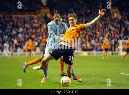 Kevin Doyle de Wolverhampton Wanderers faussé par George Boyd de Hull City. Football - Npower Football League Championship - Wolverhampton Wanderers v Hull City Banque D'Images