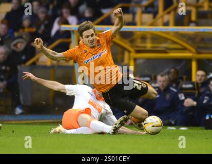 Kevin Doyle de Wolverhampton Wanderers faussé par Kirk Broadfoot de Blackpool. Football -Npower Football League Championship - Wolverhampton Wanderers v Blackpool Banque D'Images