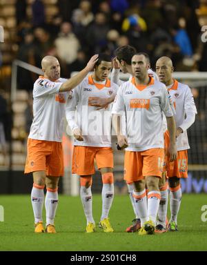Le vainqueur du match Tom Ince de Blackpool félicité par ses coéquipiers. Football -Npower Football League Championship - Wolverhampton Wanderers v Blackpool Banque D'Images