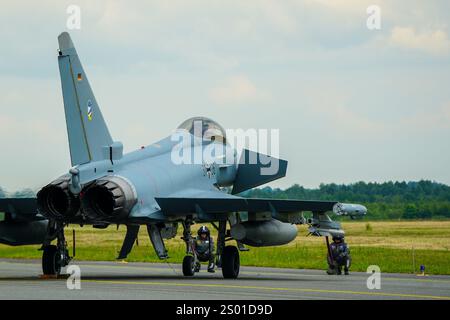 Liepaja, Lettonie- 16 juin 2024 : avion de chasse Eurofighter Typhoon de l'armée de l'air allemande, contrôle final avant le vol, vue arrière Banque D'Images