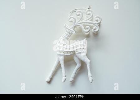 Renne blanc étincelant et argent Noël Noël sur fond blanc Banque D'Images