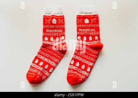 Chaussettes avec motif de Noël sur fond blanc Mock-up Banque D'Images
