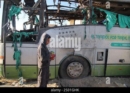Khan Yunis, Palestine. 23 décembre 2024. Des équipes de défense civile et des résidents ont inspecté le bus ciblé après une attaque de l’armée israélienne à Khan Yunis, Gaza, bande de Gaza, territoire palestinien, le 23 décembre, 2024. L'armée israélienne a attaqué un autobus abritant des Palestiniens déplacés dans la ville de Khan Yunis, tuant et blessant certains d'entre eux. Photo de Ramez Habboub/ABACAPRESS. COM Credit : Abaca Press/Alamy Live News Banque D'Images