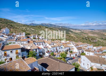 Zahara de la Sierra est l'un des nombreux vieux villages blancs historiques de la province de Cadix dans la région andalouse de l'Espagne Banque D'Images