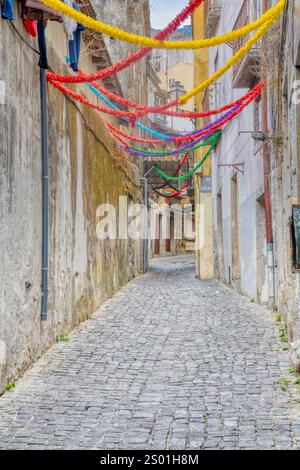 Étroite ruelle pavée dans le quartier historique de Lisbonne, Portugal Banque D'Images