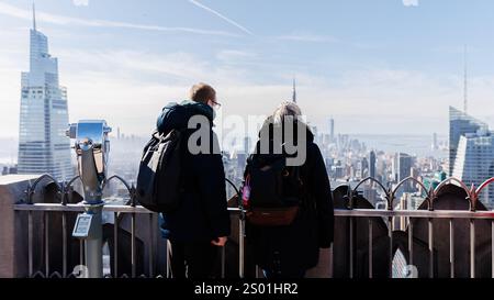 New York, Manhattan, États-Unis - 15 février 2023 : touristes regardant Manhattan depuis le toit de la terrasse d'observation Rock du Rockefeller Center dans le centre-ville Banque D'Images