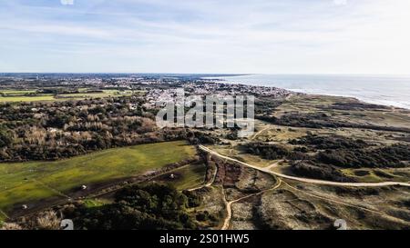 Vue aérienne drone de la plage de Taillees, près de Bretignolles sur mer, Vendée, France par une belle journée d'hiver Banque D'Images
