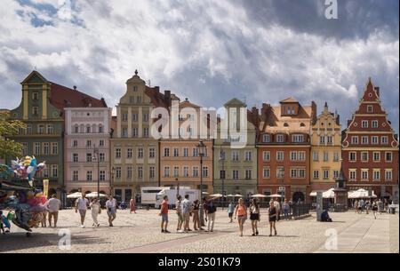 Les gens se rassemblent sur la place du marché de Wroclaw, appréciant les bâtiments colorés et l'atmosphère animée, Pologne Banque D'Images