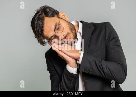 Fatigué épuisé Homme d'affaires indien bâillant, somnolent inattentif sentiment somnolent paresseux ennuyé béant souffrant du manque de sommeil, s'endormir. Homme hindou arabe isolé sur fond de studio gris Banque D'Images