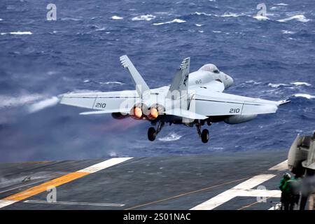 MER DES PHILIPPINES (20 décembre 2024) – un F/A-18E Super Hornet, affecté aux « Stingers » du Strike Fighter Squadron (VFA) 113, est lancé depuis le vol de Banque D'Images