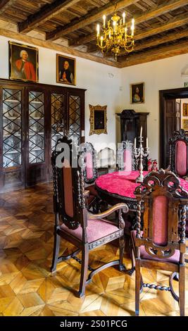 Oporow, Pologne - 17 août 2024 : salle à manger principale intérieur de chevaliers médiévaux gothique château d'Oporowskich dans le parc historique de Porto Banque D'Images