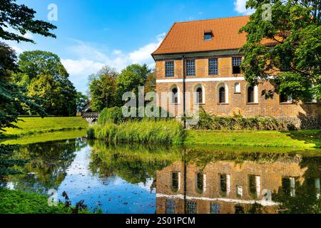 Oporow, Pologne - 17 août 2024 : chevaliers médiévaux gothique en brique château d'Oporowskich avec fossés humides et pont-levis dans le parc historique du village d'Oporow Banque D'Images