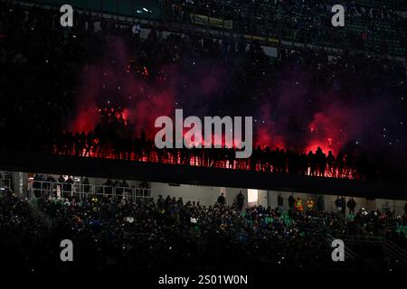 Les supporters de l'Inter FC lors du match de football italien Serie A entre l'Inter FC et Calcio Como le 23 décembre 2024 au stade Giuseppe Meazza San Siro Siro à Milan, Italie Banque D'Images