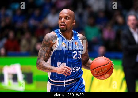 Francfort-sur-le-main, Allemagne. 23 décembre 2024. Jacob Knauf (Skyliners Frankfurt, #25) Am Ball, GER, Skyliners Frankfurt v. ratiopharm Ulm, easycredit BBL, Basketball, Bundesliga, 12. Spieltag, Spielzeit 2024/2025, 23.12.2024. Foto : Eibner-Pressefoto/Florian Wiegand crédit : dpa/Alamy Live News Banque D'Images