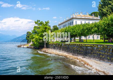 Explorez la beauté sereine de la Villa Melzi, une superbe villa néoclassique située le long des rives tranquilles du lac de Côme à Bellagio, entourée d'une végétation luxuriante et de vues panoramiques. Banque D'Images