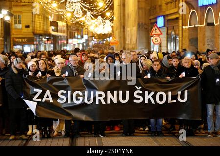 Croatie, Zagreb, 231224. À l’occasion de l’événement tragique survenu à l’école primaire de Precko, en signe de piété, trois syndicats éducatifs : le Syndicat croate des enseignants, le Syndicat du révérend et le Syndicat indépendant des employés des écoles secondaires croates ont mené une marche pacifique pour une école sûre. Le parcours de la parade est de Uciteljski dom de Trg Republika Hrvatska via Frankopanska, Ilica, Trg ban Josip Jelacic, Praska, Teslana et Masarykova rues à Trg Republika Hrvatska. Sur la photo : marche pacifique. Photo : Damir Krajac / CROPIX Copyright : xxDamirxKrajacx mimohod skole sigurnost53-231224 Banque D'Images