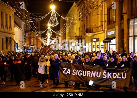 Croatie, Zagreb, 231224. À l’occasion de l’événement tragique survenu à l’école primaire de Precko, en signe de piété, trois syndicats éducatifs : le Syndicat croate des enseignants, le Syndicat du révérend et le Syndicat indépendant des employés des écoles secondaires croates ont mené une marche pacifique pour une école sûre. Le parcours de la parade est de Uciteljski dom de Trg Republika Hrvatska via Frankopanska, Ilica, Trg ban Josip Jelacic, Praska, Teslana et Masarykova rues à Trg Republika Hrvatska. Sur la photo : marche pacifique. Photo : Damir Krajac / CROPIX Copyright : xxDamirxKrajacx mimohod skole sigurnost36-231224 Banque D'Images