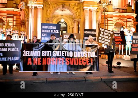 DATE D'ENREGISTREMENT NON INDIQUÉE Croatie, Zagreb, 231224. À l’occasion de l’événement tragique survenu à l’école primaire de Precko, en signe de piété, trois syndicats éducatifs : le Syndicat croate des enseignants, le Syndicat du révérend et le Syndicat indépendant des employés des écoles secondaires croates ont mené une marche pacifique pour une école sûre. Le parcours de la parade est de Uciteljski dom de Trg Republika Hrvatska via Frankopanska, Ilica, Trg ban Josip Jelacic, Praska, Teslana et Masarykova rues à Trg Republika Hrvatska. Sur la photo : marche pacifique. Photo : Damir Krajac / CROPIX Copyright : xxDamirxKrajacx mimohod skole sigurnos Banque D'Images