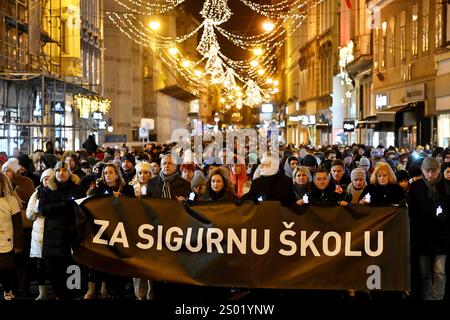 Croatie, Zagreb, 231224. À l’occasion de l’événement tragique survenu à l’école primaire de Precko, en signe de piété, trois syndicats éducatifs : le Syndicat croate des enseignants, le Syndicat du révérend et le Syndicat indépendant des employés des écoles secondaires croates ont mené une marche pacifique pour une école sûre. Le parcours de la parade est de Uciteljski dom de Trg Republika Hrvatska via Frankopanska, Ilica, Trg ban Josip Jelacic, Praska, Teslana et Masarykova rues à Trg Republika Hrvatska. Sur la photo : marche pacifique. Photo : Damir Krajac / CROPIX Copyright : xxDamirxKrajacx mimohod skole sigurnost37-231224 Banque D'Images