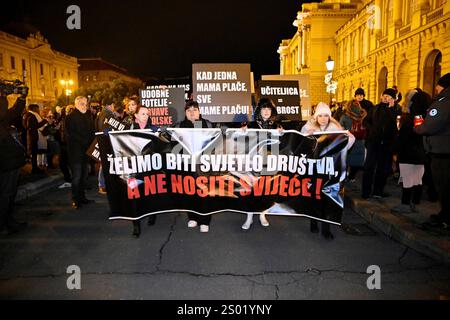 Croatie, Zagreb, 231224. À l’occasion de l’événement tragique survenu à l’école primaire de Precko, en signe de piété, trois syndicats éducatifs : le Syndicat croate des enseignants, le Syndicat du révérend et le Syndicat indépendant des employés des écoles secondaires croates ont mené une marche pacifique pour une école sûre. Le parcours de la parade est de Uciteljski dom de Trg Republika Hrvatska via Frankopanska, Ilica, Trg ban Josip Jelacic, Praska, Teslana et Masarykova rues à Trg Republika Hrvatska. Sur la photo : marche pacifique. Photo : Damir Krajac / CROPIX Copyright : xxDamirxKrajacx mimohod skole sigurnost49-231224 Banque D'Images