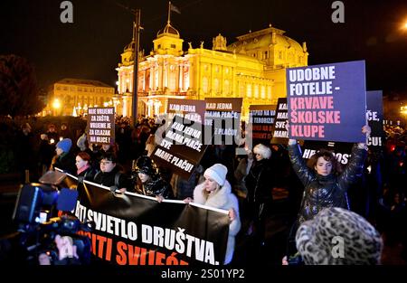 DATE D'ENREGISTREMENT NON INDIQUÉE Croatie, Zagreb, 231224. À l’occasion de l’événement tragique survenu à l’école primaire de Precko, en signe de piété, trois syndicats éducatifs : le Syndicat croate des enseignants, le Syndicat du révérend et le Syndicat indépendant des employés des écoles secondaires croates ont mené une marche pacifique pour une école sûre. Le parcours de la parade est de Uciteljski dom de Trg Republika Hrvatska via Frankopanska, Ilica, Trg ban Josip Jelacic, Praska, Teslana et Masarykova rues à Trg Republika Hrvatska. Sur la photo : marche pacifique. Photo : Damir Krajac / CROPIX Copyright : xxDamirxKrajacx mimohod skole sigurnos Banque D'Images