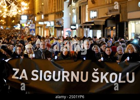 Croatie, Zagreb, 231224. À l’occasion de l’événement tragique survenu à l’école primaire de Precko, en signe de piété, trois syndicats éducatifs : le Syndicat croate des enseignants, le Syndicat du révérend et le Syndicat indépendant des employés des écoles secondaires croates ont mené une marche pacifique pour une école sûre. Le parcours de la parade est de Uciteljski dom de Trg Republika Hrvatska via Frankopanska, Ilica, Trg ban Josip Jelacic, Praska, Teslana et Masarykova rues à Trg Republika Hrvatska. Sur la photo : marche pacifique. Photo : Damir Krajac / CROPIX Copyright : xxDamirxKrajacx mimohod skole sigurnost39-231224 Banque D'Images