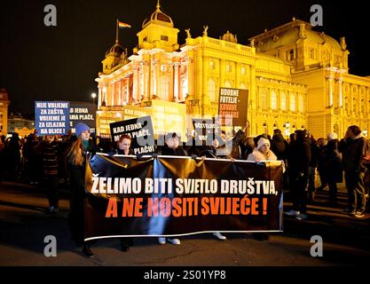 DATE D'ENREGISTREMENT NON INDIQUÉE Croatie, Zagreb, 231224. À l’occasion de l’événement tragique survenu à l’école primaire de Precko, en signe de piété, trois syndicats éducatifs : le Syndicat croate des enseignants, le Syndicat du révérend et le Syndicat indépendant des employés des écoles secondaires croates ont mené une marche pacifique pour une école sûre. Le parcours de la parade est de Uciteljski dom de Trg Republika Hrvatska via Frankopanska, Ilica, Trg ban Josip Jelacic, Praska, Teslana et Masarykova rues à Trg Republika Hrvatska. Sur la photo : marche pacifique. Photo : Damir Krajac / CROPIX Copyright : xxDamirxKrajacx mimohod skole sigurnos Banque D'Images