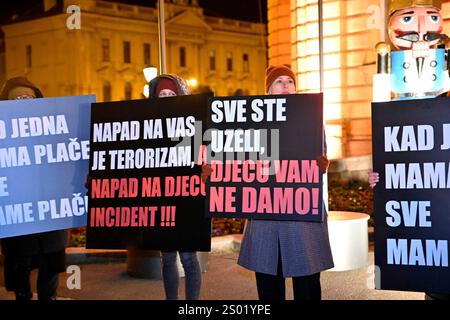 Croatie, Zagreb, 231224. À l’occasion de l’événement tragique survenu à l’école primaire de Precko, en signe de piété, trois syndicats éducatifs : le Syndicat croate des enseignants, le Syndicat du révérend et le Syndicat indépendant des employés des écoles secondaires croates ont mené une marche pacifique pour une école sûre. Le parcours de la parade est de Uciteljski dom de Trg Republika Hrvatska via Frankopanska, Ilica, Trg ban Josip Jelacic, Praska, Teslana et Masarykova rues à Trg Republika Hrvatska. Sur la photo : marche pacifique. Photo : Damir Krajac / CROPIX Copyright : xxDamirxKrajacx mimohod skole sigurnost32-231224 Banque D'Images