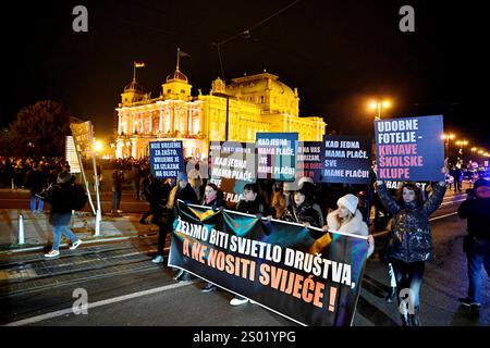 DATE D'ENREGISTREMENT NON INDIQUÉE Croatie, Zagreb, 231224. À l’occasion de l’événement tragique survenu à l’école primaire de Precko, en signe de piété, trois syndicats éducatifs : le Syndicat croate des enseignants, le Syndicat du révérend et le Syndicat indépendant des employés des écoles secondaires croates ont mené une marche pacifique pour une école sûre. Le parcours de la parade est de Uciteljski dom de Trg Republika Hrvatska via Frankopanska, Ilica, Trg ban Josip Jelacic, Praska, Teslana et Masarykova rues à Trg Republika Hrvatska. Sur la photo : marche pacifique. Photo : Damir Krajac / CROPIX Copyright : xxDamirxKrajacx mimohod skole sigurnos Banque D'Images