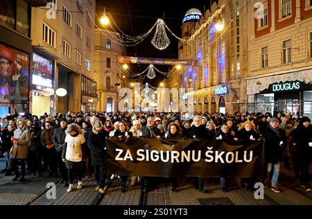 Croatie, Zagreb, 231224. À l’occasion de l’événement tragique survenu à l’école primaire de Precko, en signe de piété, trois syndicats éducatifs : le Syndicat croate des enseignants, le Syndicat du révérend et le Syndicat indépendant des employés des écoles secondaires croates ont mené une marche pacifique pour une école sûre. Le parcours de la parade est de Uciteljski dom de Trg Republika Hrvatska via Frankopanska, Ilica, Trg ban Josip Jelacic, Praska, Teslana et Masarykova rues à Trg Republika Hrvatska. Sur la photo : marche pacifique. Photo : Damir Krajac / CROPIX Copyright : xxDamirxKrajacx mimohod skole sigurnost63-231224 Banque D'Images